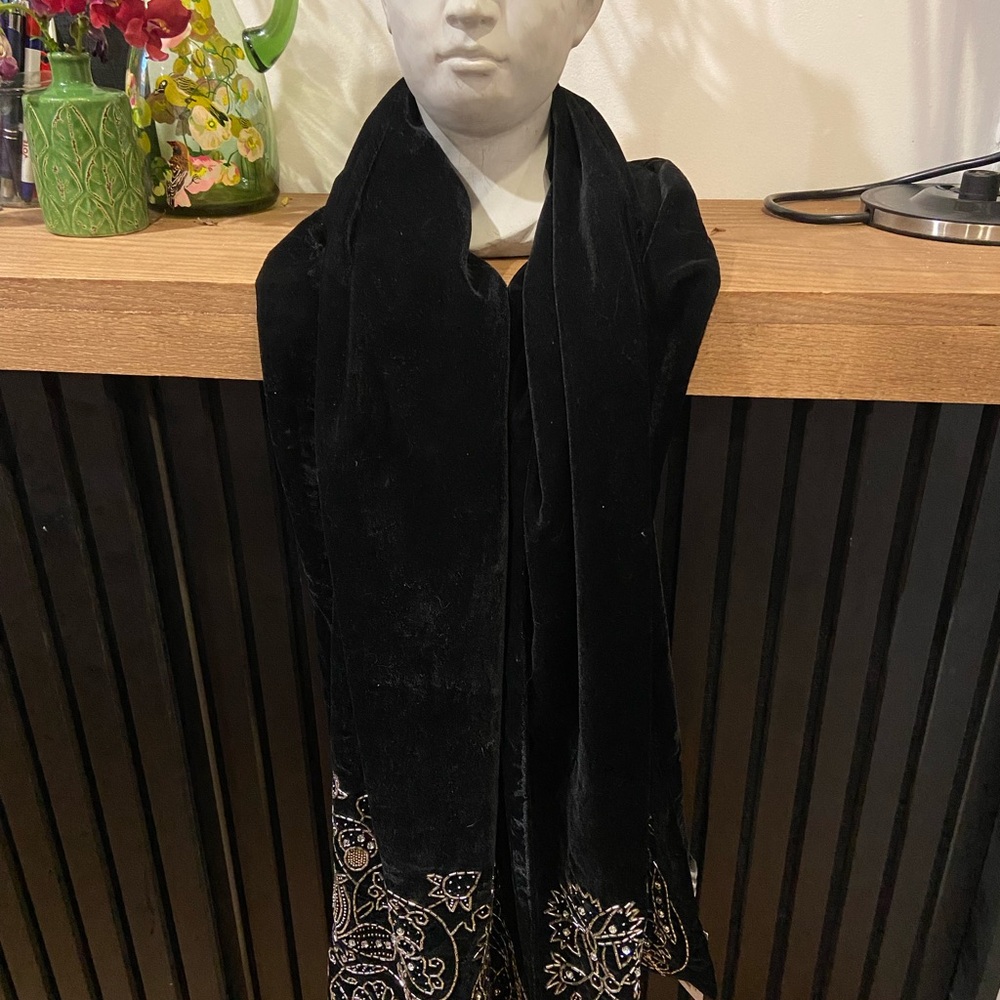 BNWT Black velvet beaded scarf The Met - Picture 3 of 4